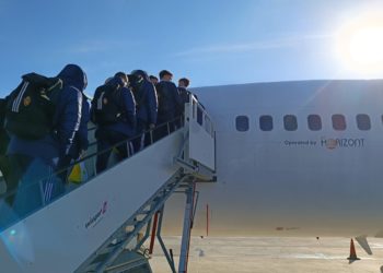 Los jugadores del Real Zaragoza subiendo al avión que ha sufrido la avería. Imagen difundida por el club en las redes sociales.