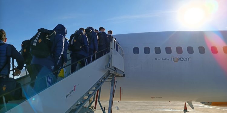 Los jugadores del Real Zaragoza subiendo al avión que ha sufrido la avería. Imagen difundida por el club en las redes sociales.