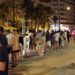 Larga cola de turistas esperando un taxi en el puerto de Ibiza