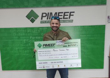 Marcos con su cheque de compras en comercios de la Pimeef