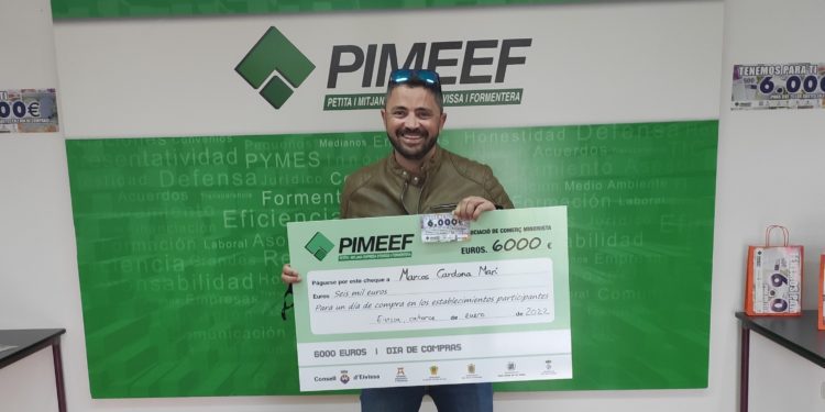 Marcos con su cheque de compras en comercios de la Pimeef