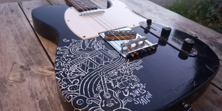 La llamada 'guitarra Frankestein' hecha a partir de otras guitarras con piezas donadas por músicos y decorada por Raúl Moya.