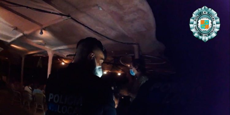 Imagen de archivo de la Policía Local de Sant Josep actuando en una fiesta.