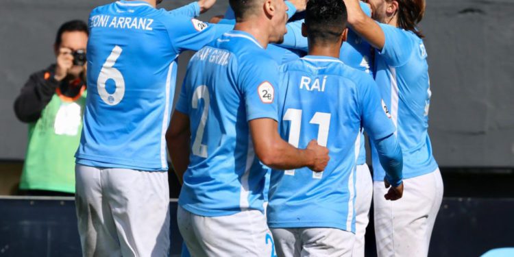 Imagen de archivo de jugadores celestes durante un partido de fútbol.