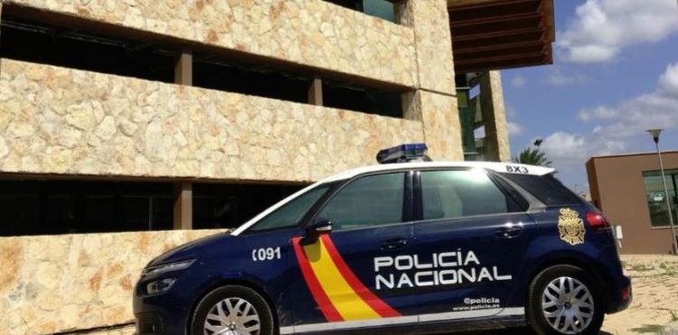 Imagen de archivo de un vehículo de la Policía Nacional ante la comisaría de Ibiza.