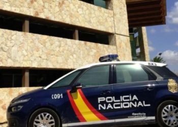 Imagen de archivo de un vehículo de la Policía Nacional ante la comisaría de Ibiza.