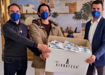 Andrés García y Javier Llorens han entregado las mascarillas al alcalde Marcos Serra. Ay. S.A.