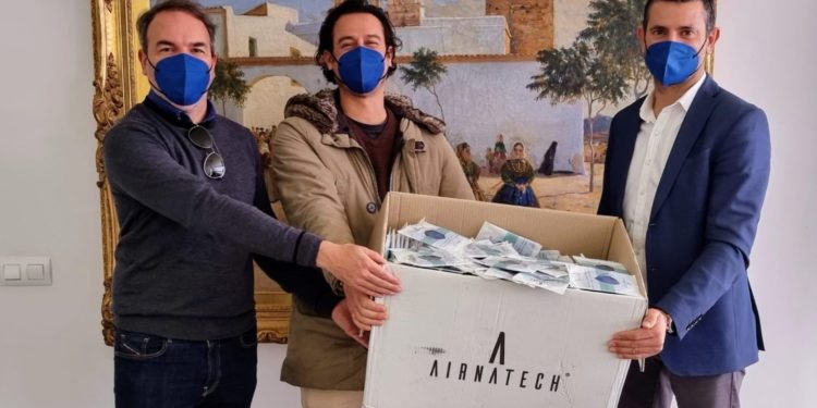 Andrés García y Javier Llorens han entregado las mascarillas al alcalde Marcos Serra. Ay. S.A.