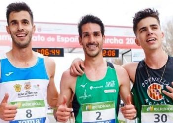 Marc Tur (a la izquierda) en una imagen de archivo tras conseguir el 2° puesto en el Campeonato de España 20Km, junto a otros competidores. Imagen difundida por el deportista en redes sociales.