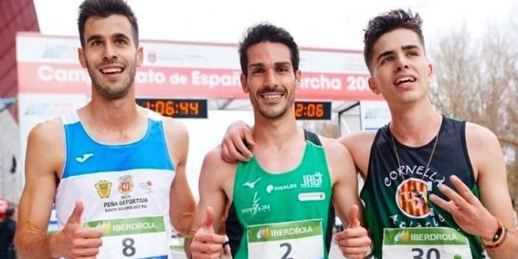Marc Tur (a la izquierda) en una imagen de archivo tras conseguir el 2° puesto en el Campeonato de España 20Km, junto a otros competidores. Imagen difundida por el deportista en redes sociales.