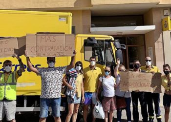 Protesta de trabajadores de Correos Ibiza durante una huelga del julio de 2021 ante las oficinas de Vila. Imagen de Toni Escandell.