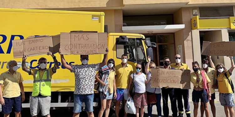 Protesta de trabajadores de Correos Ibiza durante una huelga del julio de 2021 ante las oficinas de Vila. Imagen de Toni Escandell.
