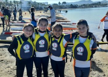 Prueba de piragüismo escolar en la playa de s’Arenal. Club Nàutic Sant Antoni.