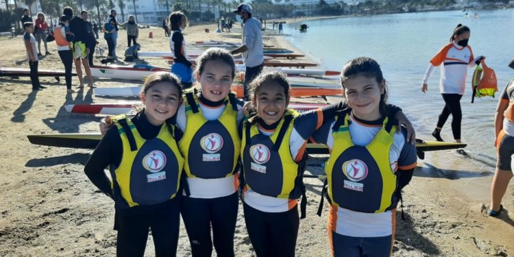 Prueba de piragüismo escolar en la playa de s’Arenal. Club Nàutic Sant Antoni.