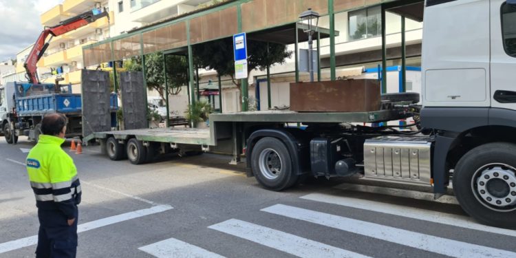 Imagen del inicio de las obras de modernización de la parada de autobuses. Ayuntamiento Santa Eulària.