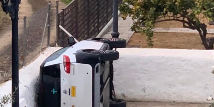 Cotxe del capellà de Jesús dins la plaça de l'Església després de ser bolcat. Foto: P.M. López.