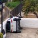 Cotxe del capellà de Jesús dins la plaça de l'Església després de ser bolcat. Foto: P.M. López.