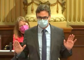 El diputado Toni Costa (con Virginia Marí al fondo), hoy durante una intervención en el Parlament.