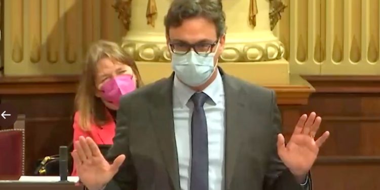 El diputado Toni Costa (con Virginia Marí al fondo), hoy durante una intervención en el Parlament.