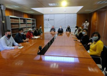 Imatge de la reunió del vicepresident Yllanes al Consell d'Eivissa amb representants de la institució insular, els ajuntaments i els empresaris. CAIB.