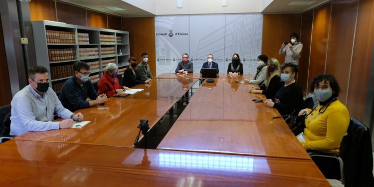 Imatge de la reunió del vicepresident Yllanes al Consell d'Eivissa amb representants de la institució insular, els ajuntaments i els empresaris. CAIB.