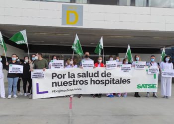 Profesionales sanitarios concentrados este martes ante el Hospital Can Misses. Imagen cedida por SATSE.