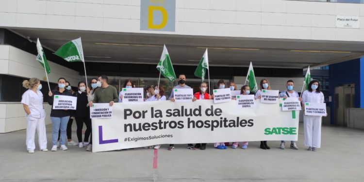 Profesionales sanitarios concentrados este martes ante el Hospital Can Misses. Imagen cedida por SATSE.