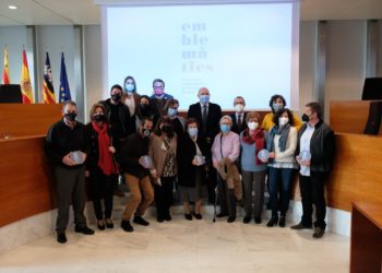 Imatge de l'acte d'entrega, amb representants polítics i del sector comercial. CAIB.