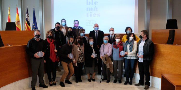 Imatge de l'acte d'entrega, amb representants polítics i del sector comercial. CAIB.