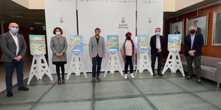 Imagen de la presentación de los resultados de la iniciativa, con el conseller Vicente Roig y otros representantes políticos y Roberto Fuentes. Consell Insular.