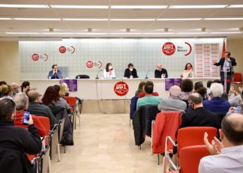 Imatge de la trobada, amb representants polítics i sindicals. CAIB.