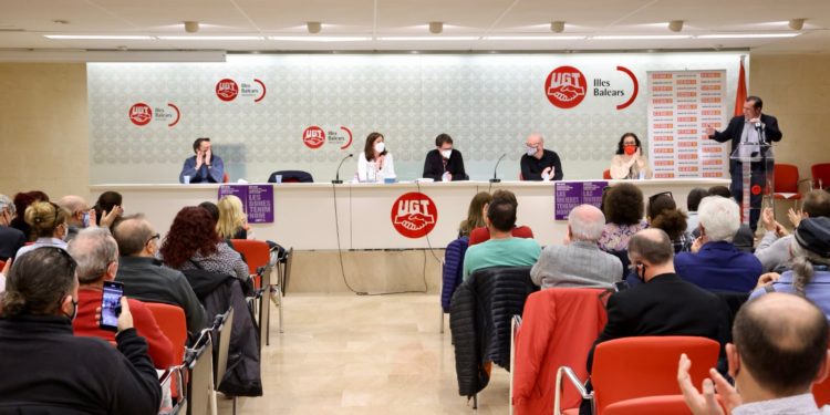 Imatge de la trobada, amb representants polítics i sindicals. CAIB.