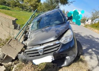 Imagen del vehículo accidentado, en el camino de Benimussa.