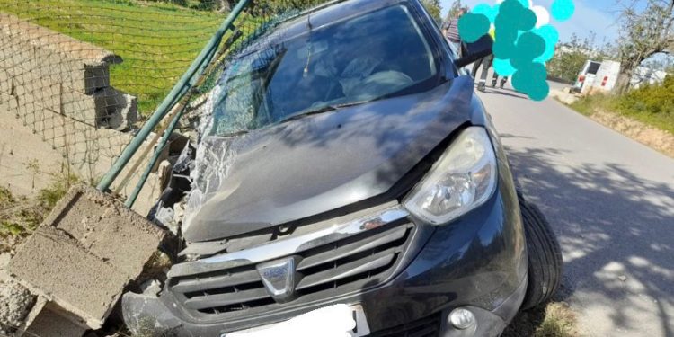Imagen del vehículo accidentado, en el camino de Benimussa.