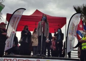 Imagen de Gloria Santiago en el acto conmemorativo de la Desbandá este domingo. UP.