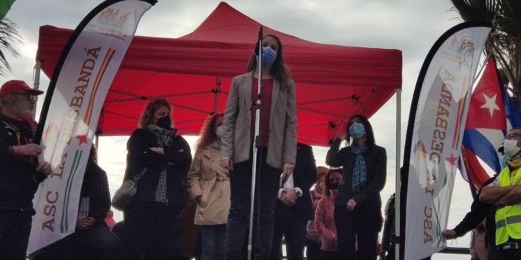 Imagen de Gloria Santiago en el acto conmemorativo de la Desbandá este domingo. UP.