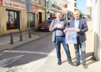El primer teniente de alcalde y concejal de Comercio, Joan Torres, y el presidente de la Asociación de Comerciantes de la localidad, Joan Ribas. Ayuntamiento Sant Antoni.