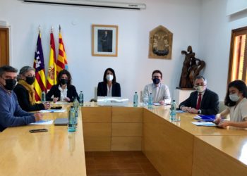 Imatge de la reunió d'aquest dijous al Consell de Formentera, amb Manuel Szapiro
a l'esquerra de la presidenta Ana Juan. Consell Insular.