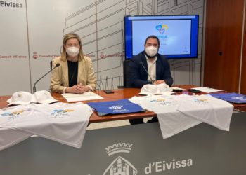 La consellera de Bienestar Social y Recursos Humanos, Carolina Escandell, y el director insular del departamento, Santiago Marí, en la presentación de los datos del primer año de la iniciativa. CIE.