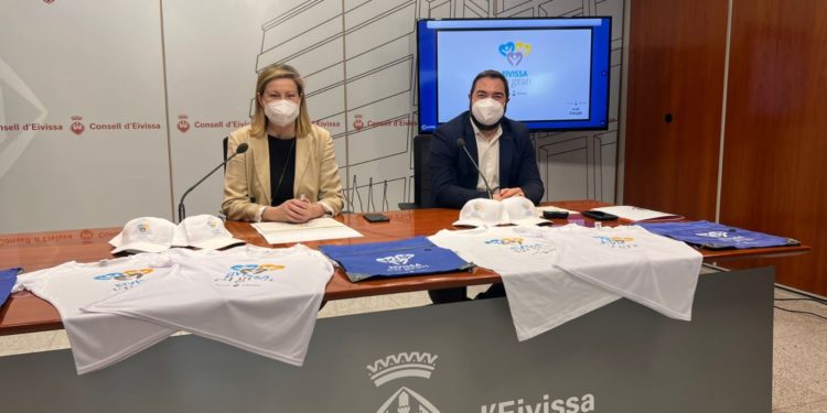 La consellera de Bienestar Social y Recursos Humanos, Carolina Escandell, y el director insular del departamento, Santiago Marí, en la presentación de los datos del primer año de la iniciativa. CIE.