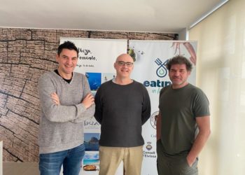 De izquierda a derecha, los chefs Óscar Molina, Paco Alcahud y David Reartes. Imagen cedida por NM Events in Ibiza.