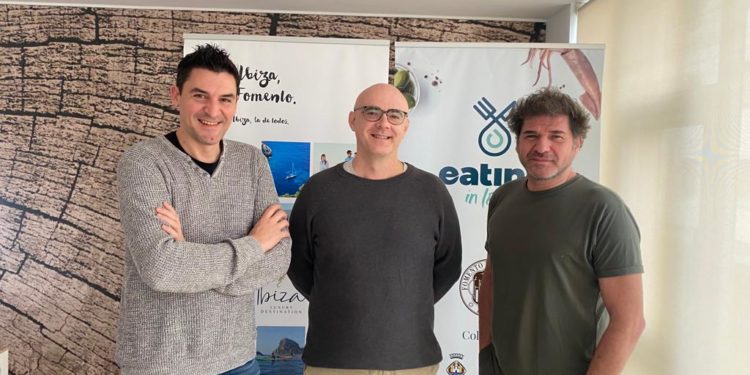 De izquierda a derecha, los chefs Óscar Molina, Paco Alcahud y David Reartes. Imagen cedida por NM Events in Ibiza.