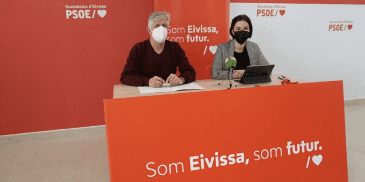 Los diputados socialistas en el Parlament Enric Casanova e Irantzu Fernández han presentado el congreso. Imagen de FSE-PSOE.