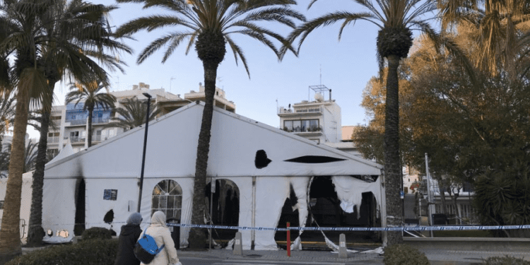 Imagen de la carpa del Passeig de ses Fonts horas después del incendio.