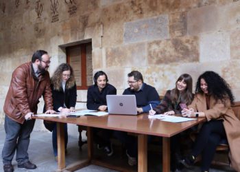 (De izq. a derecha): Daniel Escandell, Marta Pascua, Javier Merchán, Manuel Santana, Sheila Pastor y Vega Sánchez. Faltan en la foto dos miembros implicados en los podcasts: Borja Cano y José Antonio Paniagua, que estaban realizando unas estancias de investigación en el momento de tomar la imagen.