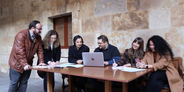 (De izq. a derecha): Daniel Escandell, Marta Pascua, Javier Merchán, Manuel Santana, Sheila Pastor y Vega Sánchez. Faltan en la foto dos miembros implicados en los podcasts: Borja Cano y José Antonio Paniagua, que estaban realizando unas estancias de investigación en el momento de tomar la imagen.