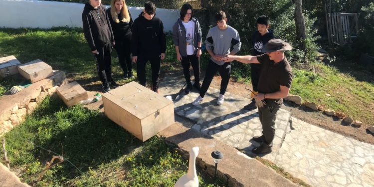 Dean Gallagher explica el funcionamiento de las trampas a sus alumnos. Foto LFA