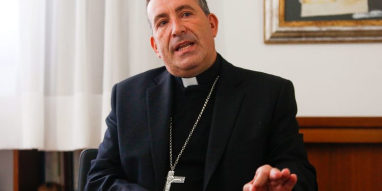 El Obispo de Ibiza, Vicente Ribas, durante una entrevista con Noudiari. Foto: Toni Escobar.