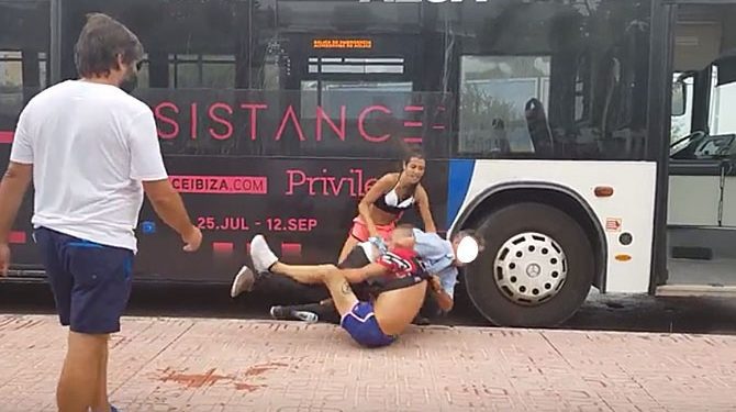 Agresión brutal a un conductor de autobús en Ibiza en 2017 en una imagen difundida a través de un vídeo de Youtube.