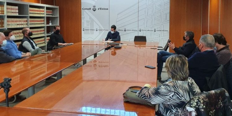 Imatge de la reunió del vicepresident Javier Torres amb les empreses navilieres. Consell Insular.